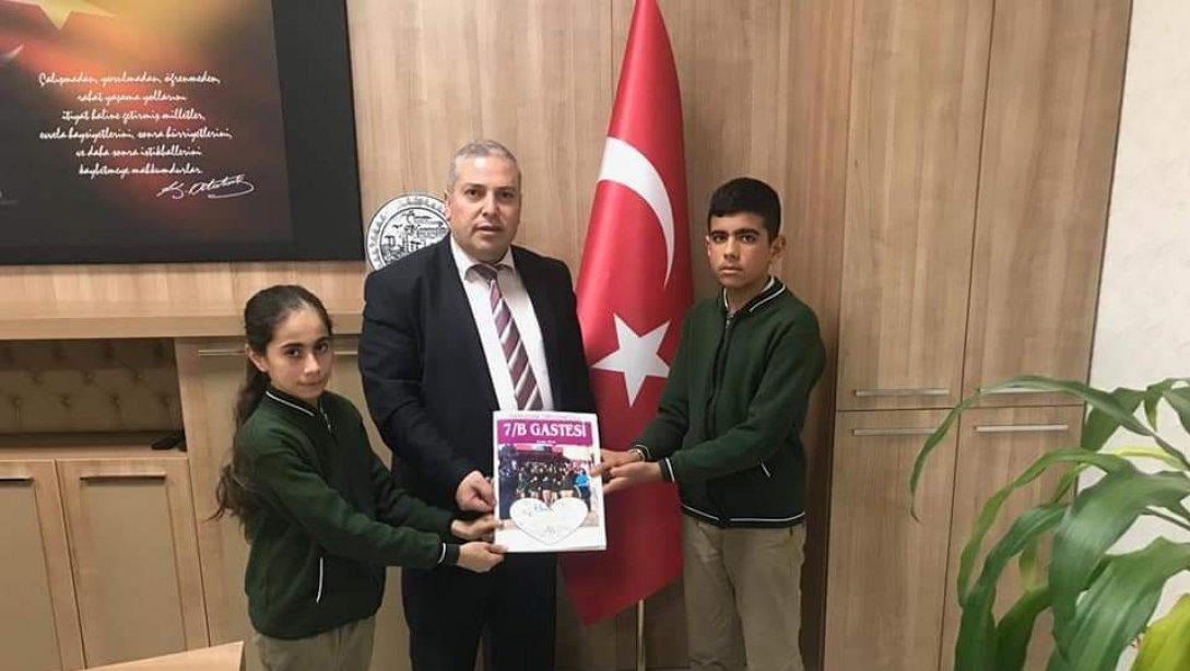 Akbudak Ortaokulu; Okul gazetesinin Aralık sayısını, İlçe Milli Eğitim Müdürümüz Ömer Karayılana tanıttı.