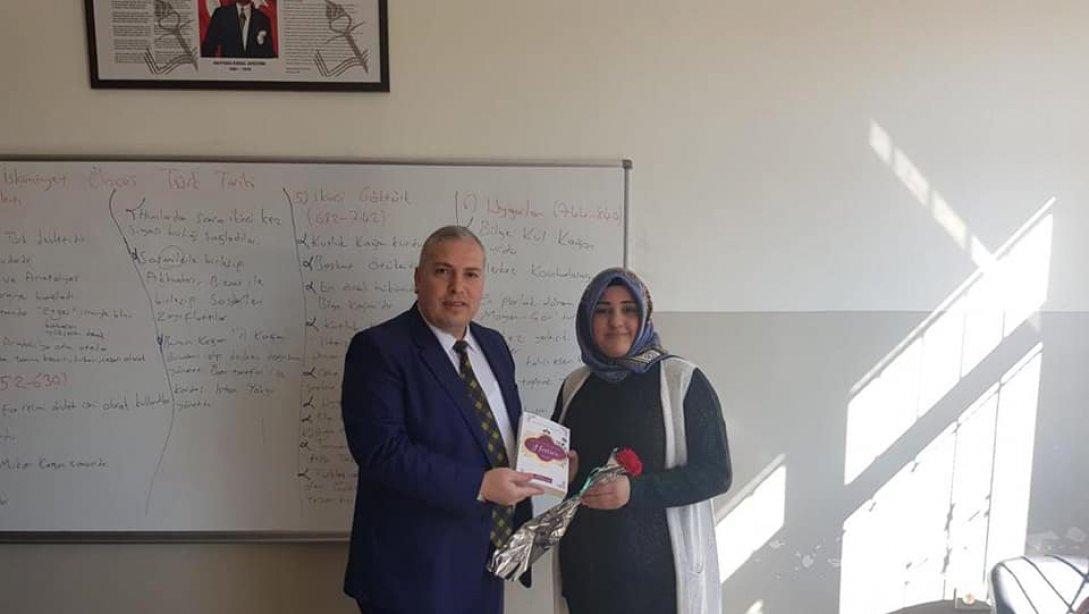 İlçe Milli Eğitim Müdürümüz Ömer Karayılan, ilçemizde görev yapan bayan öğretmenlerimizin 8 Mart Dünya Kadınlar Gününü kutladı.