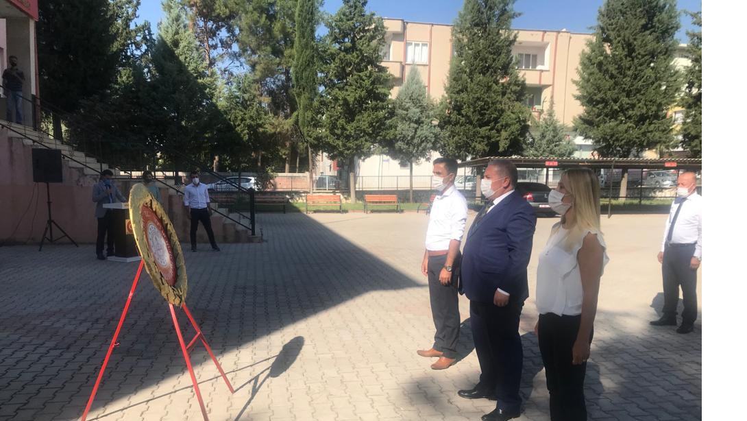 İlçe Milli Eğitim Müdürümüz Sayın Ömer KARAYILAN, İlköğretim Haftası münasebetiyle Araban Hükumet Konağı bahçesindeki Atatürk Anıtı'na çelenk sundu.