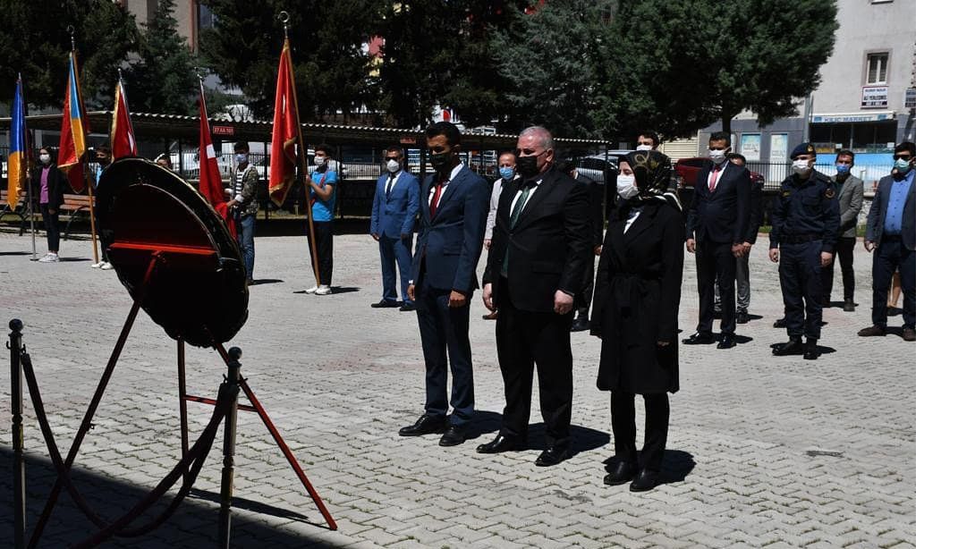 23 Nisan Ulusal Egemenlik ve Çocuk Bayramı ve TBMM'nin 101'inci kuruluş yıldönümü münasebetiyle İlçe Milli Eğitim Müdürümüz Sayın Ömer KARAYILAN, Hükümet Konağı'ndaki Atatürk Anıtına çelenk sundu. 