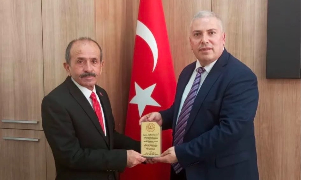 İlçe Milli Eğitim Müdürümüz Ömer KARAYILAN, Emekli Olan Yukarı Karavaiz İlkokulu Müdürü Mahmut SÜLÜ'ye Plaket Takdim Etti