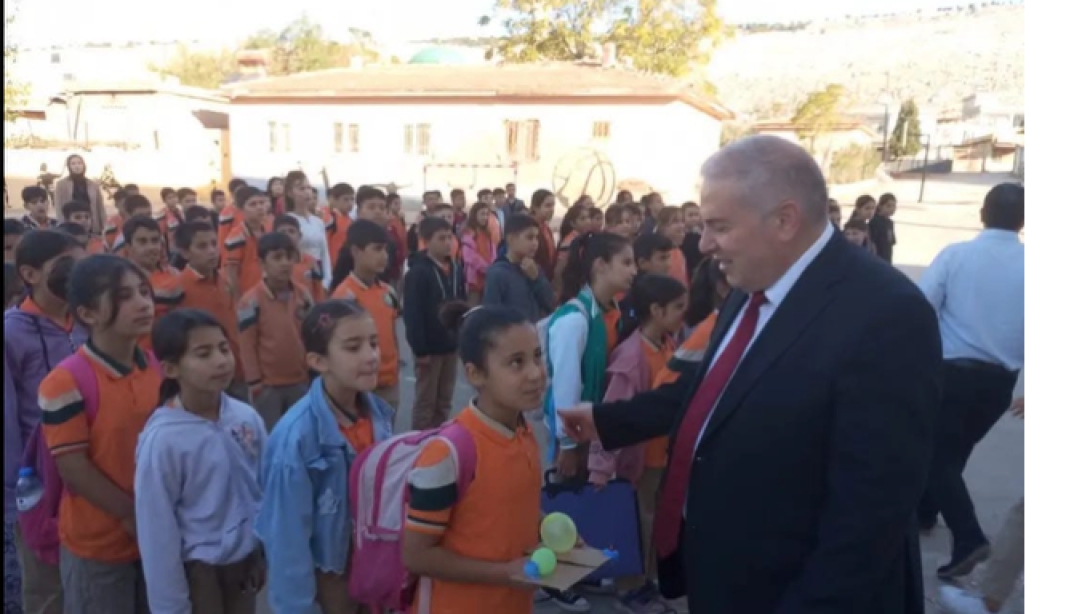 İlçe Milli Eğitim Müdürümüz Ömer KARAYILAN Yukarı Karavaiz İlkokulu/Ortaokulu'nda Bayrak Törenine Katıldı